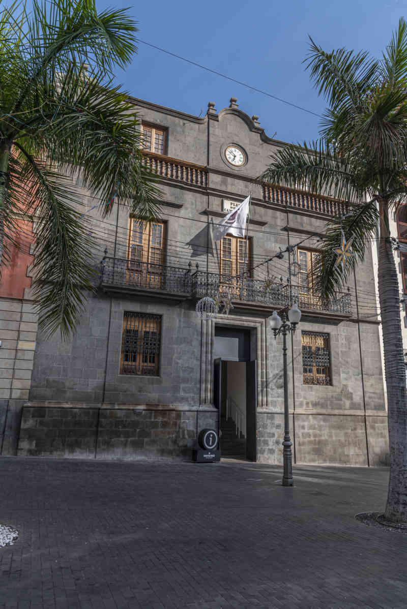 Tenerife 028 - Santa Cruz de Tenerife - palacio de Carta e oficina de Turismo.jpg